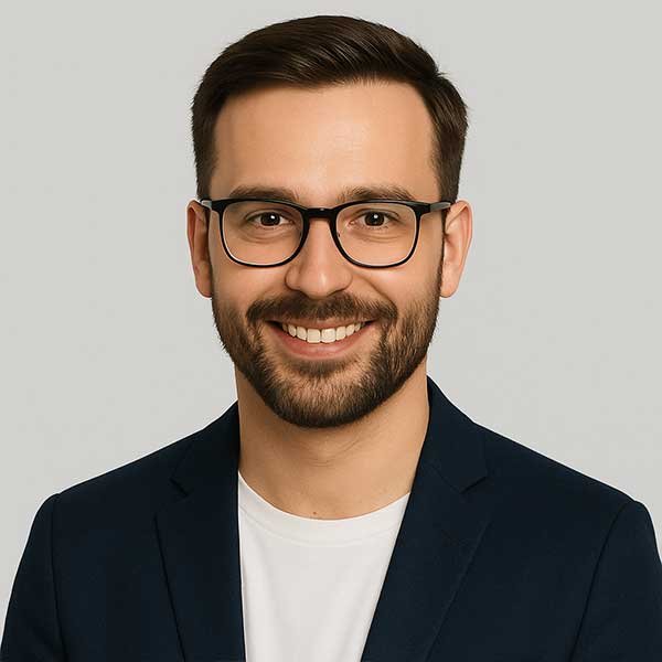 Portrait of a smiling man wearing glasses